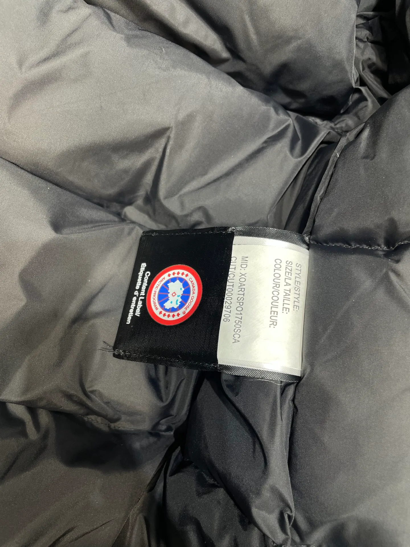 P900 special down Canada Goose Canada Goose #Chilliwack 7999M bomber jacket short down jacket/01 model #女与狠# Genuine synchronous anti-counterfeiting chip sensor! ➖ Imported 21S polyester-cotton blended original fabric [last year’s 16S/18S hard fabrics have been completely eliminated, this year all use 21S genuine synchronous fabrics, the soft mid-strap feels delicate and textured], genuine synchronous Feather-Light 10D waterproof coating fabric, made of 84.5 polyester fiber and 15.5 cotton, 100% the best feel in the entire network! ➖ The genuine official website is synchronized with the national standard 80 white duck down, you can check the official website customer service, there will never be a series of misleading claims such as 90 down or goose down! ➖ Using the best nylon lining with double double-layer sealing design, velvet-proof No. 7 needle + grid-filled down ready-made garments, there is 100% no so-called velvet running! ➖ The cuffs are designed with thickened seamless threads, and the collar and pockets are lined with top-quality polar fleece to keep you warm and comfortable! ➖ Yoshida YKK provides original custom-made electroplated sliders. YKK two-way lockable zippers are tight and smooth and will not peel off paint! ➖ 3M composite guarantees that the Velcro is the same as the original, durable, and all accessories and hardware are custom-made! ➖ Imported BEHRINGER embroidery machine to customize the 10,000-needle embroidery logo, 98% of which can be reproduced to restore the original logo. You can check and compare on the official website! ➖ The fur collars are all made of large pieces of Western Canadian blue wolf hide, ensuring that each fur collar is 13-15cm wide!   Size:XS-XXL